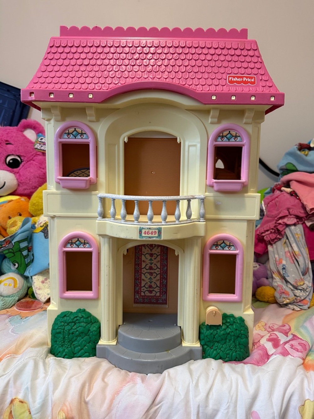 Fisher-Price 1997 Pink loving family dollhouse